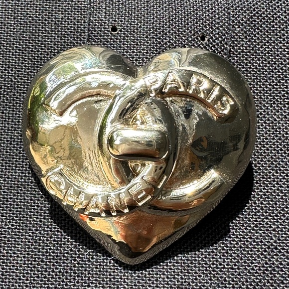 Chanel 22B GOLD HEART CC LOGO SMALL BROOCH CHARM PIN. - Picture 4 of 15